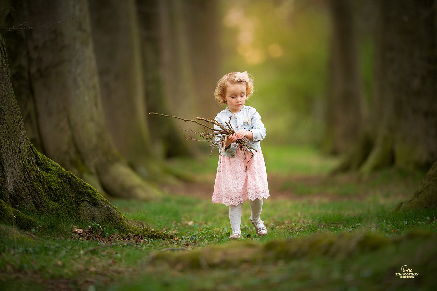 03 gathering-wood-by-ritavoortmanphotography
