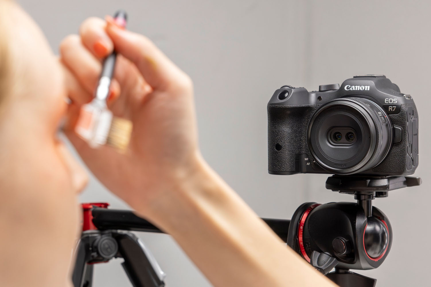 RF-S 7.8mm F4 STM DUAL