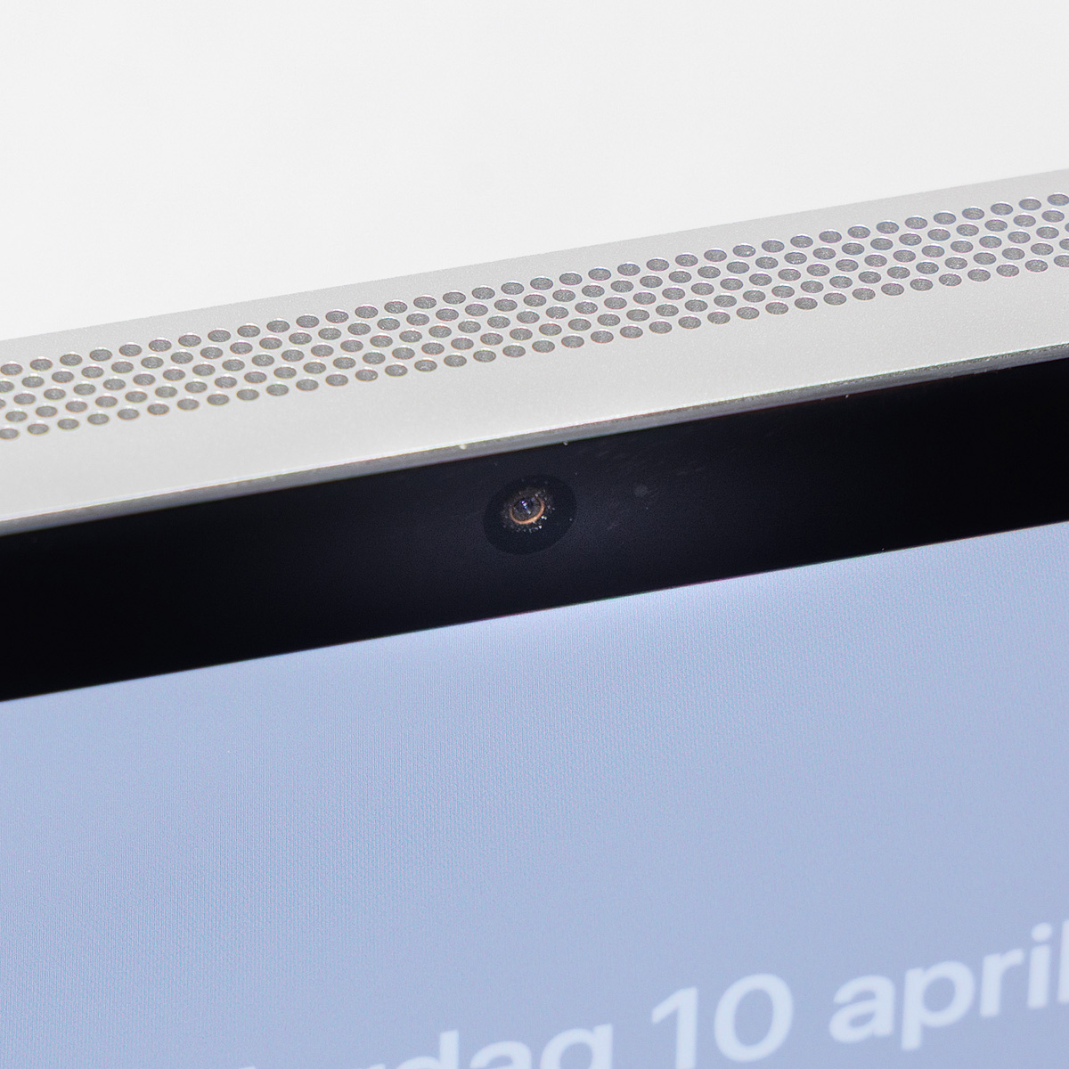StudioDisplay-bezel-grill-webcam